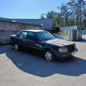 MERCEDES BENZ - 200 E